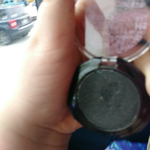Black eye shadow - Picture 1 of 3